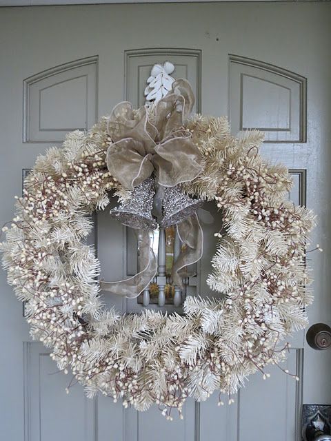 Biely vianočný veniec na dvere s krémovými ozdobami