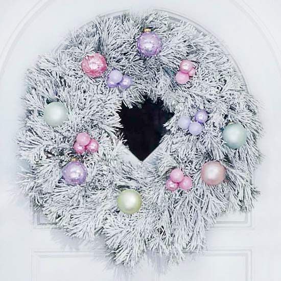 Biely vianočný veniec na dvere s pastelovými guľami