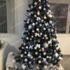 Umelý vianočný stromček Borovica Zasnežená 250cm s bielymi a ružovými vianočnými ozdobami v obývačke