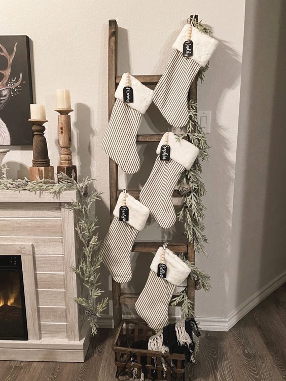 Vianočné ponožky ako dekorácia obývačky, zavesené na rebríku