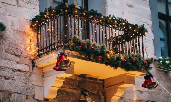 Vianočná výzdoba na balkóne, zelená girlanda so svetielkami