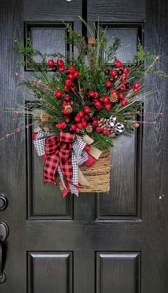 Vianočná výzdoba na dvere u čečiny a červených ozdôb