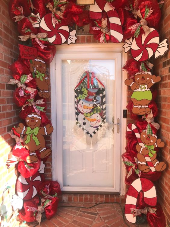Vianočná výzdoba na dvere z červenej stuhy a obrázkov z papiera