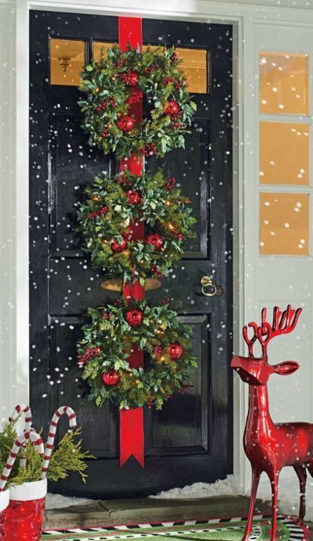 Vianočná výzdoba na dvere, tri vianočné vence zelenej farby s červenými guľami
