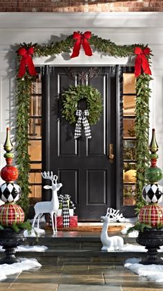 Vianočná výzdoba pred vchodové dvere, girlanda a vianočné postavičky