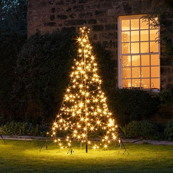 Vonkajšia vianočná výzdoba, veľká svietiaci vianočný stromček