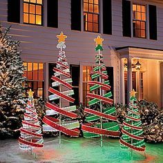 Vonkajšia vianočná výzdoba, veľké osvetlené vianočné stromčeky