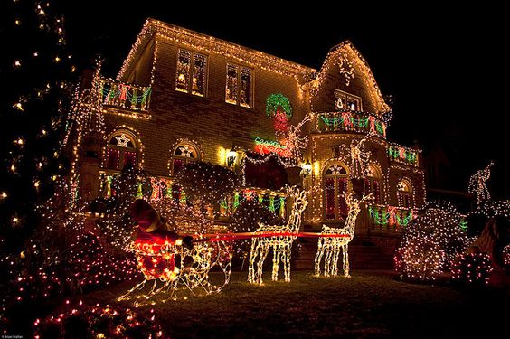 Vianočné osvetlenie na dom