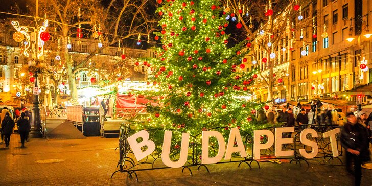 Ozdobený, veľký vianočný stromček na námestí v Budapešti počas vianočných trhov.