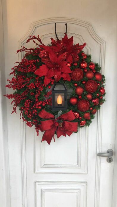 Červený vianočný veniec na dvere