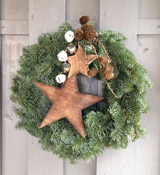 Prírodný vianočný veniec na dvere s drevenými ozdobami
