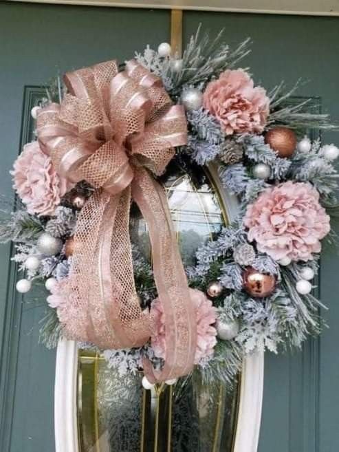 Ružový vianočný veniec na dvere