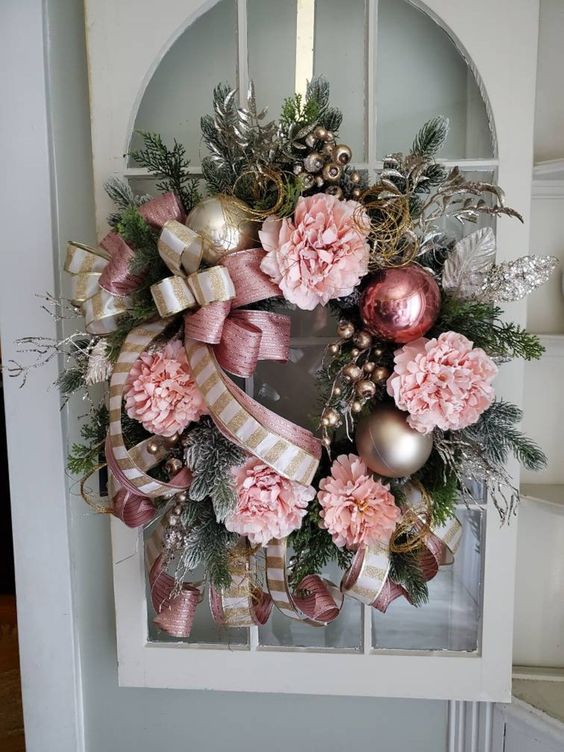 Ružový vianočný veniec na dvere