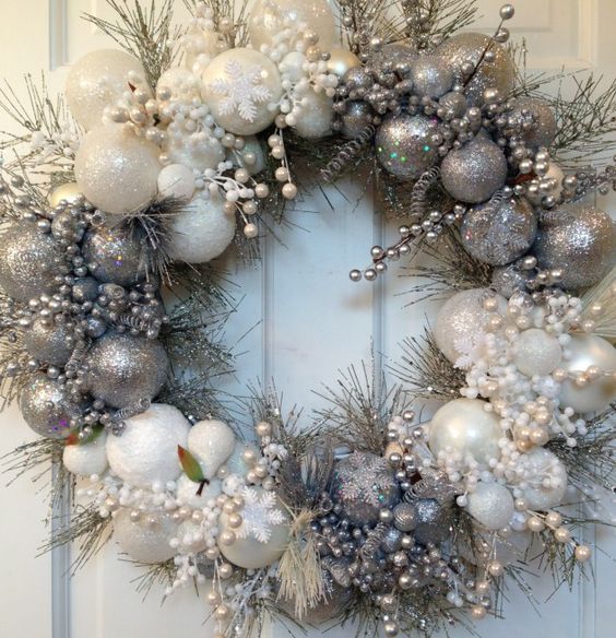 Vianočný veniec na dvere z gulí bielo strieborný