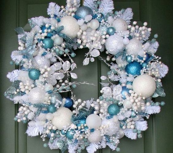 Vianočný veniec na dvere z gulí, bielo, modré ozdoby