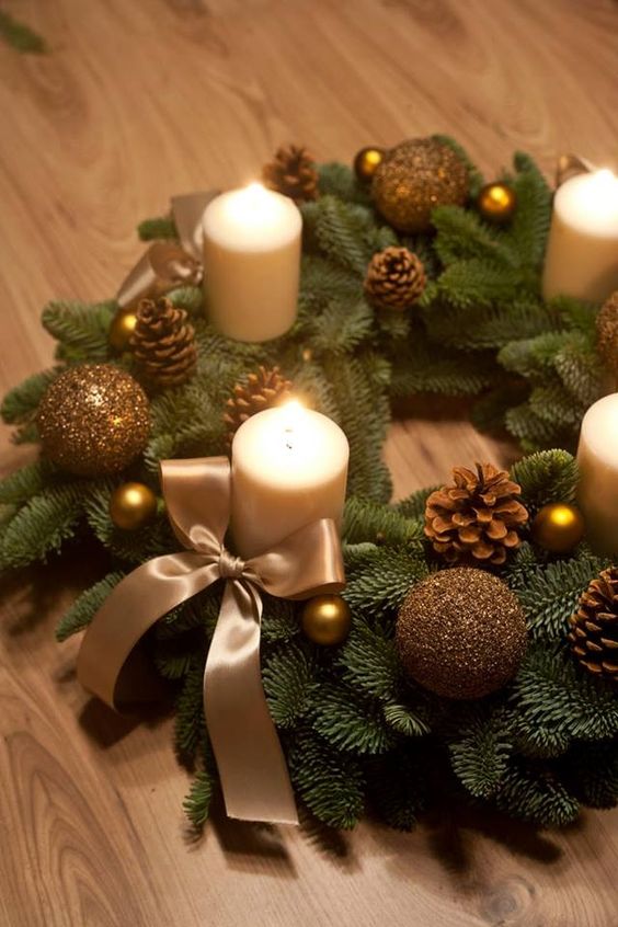 Vianočný veniec na stôl so zlatými ozdobami a sviečkami