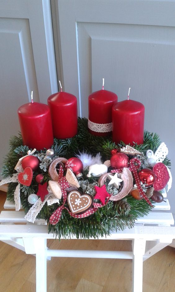 Vianočný veniec na stôl s červenými sviečkami