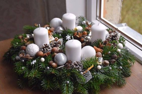 Vianočný veniec na stôl s bielymi sviečkami
