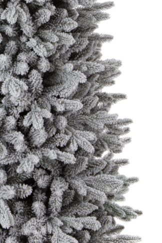 Detail stromčeka Umelý vianočný stromček 3D Smrek Kráľovský Úzky. Stromček je husto zasnežený.