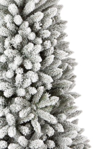 Detail stromčeka Umelý vianočný stromček Smrek Biely Úzky. Stromček má husto zasnežené vetvičky.