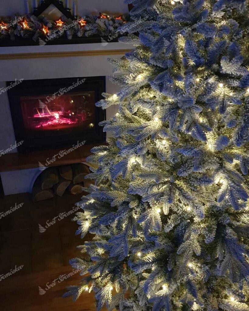Moderný vianočný stromček 3D Smrek Kráľovský s LED osvetlením