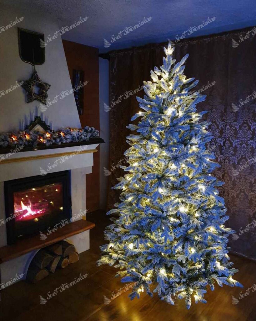 Moderný vianočný stromček 3D Smrek Kráľovský s LED osvetlením