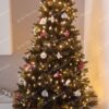 Umelý vianočný stromček s tmavozelenými vetvičkami, ozdobený bielo-červenými ozdobami