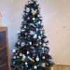 Umelý vianočný stromček s tmavozelenými vetvičkami, ozdobený bielo-medenými ozdobami