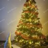 Zelený umelý vianočný stromček, ozdobený čeveno-zlatými ozdobami a teplým bielym osvetlením.