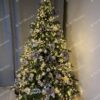 Umelý vianočný stromček so zelenými 3D vetvičkami,husto ozdobený zlatými ozdobami a teplým bielym osvetlením.