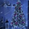 Umelý vianočný stromček so strieborno-ružovými ozdobami s osvetlením a bielym koberčekom pod stromček.
