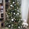 FULL 3D umelý vianočný stromček ozdobený bielo zlatými ozdobami s teplým bielym osvetlením a vianočnými dekoráciami a vianočným Mikulášom