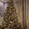 Full 3D umelý vianočný stromček s bielo-zlatými ozdobami s teplým bielym osvetlením.