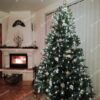 FULL 3D umelý vianočný stromček s bielo zlatými ozdobami s jemným bielym osvetlením pri krbe.