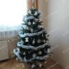 Umelý vianočný stromček s bielymi ozdobami s umelým stojanom.