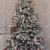 Zasnežený umelý vianočný stromček s medenými a ružovými ozdobami