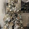Umelý zasnežený vianočný stromček s bielo-zlatými ozdobami