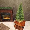 Umelý vianočný stromček 100% 3D Mini Smrek LED, stromček je osadený v jutovom kvetináči a má svetlozelené ihličie a predmotané osvetlenie