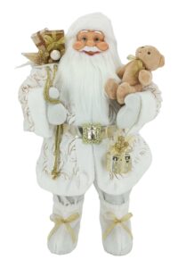 Dekorácia Santa Claus bielo zlatý 80cm má oblečený biely kabátik so zlatými ornamentami. Opásaný je zlatým opaskom. Na nohách má obuté biele kožušinové topánky so zlatými mašľami. Má hustú bielu bradu. V ruke drží dekoráciu darčeka a plyšového macka. Na pleci má zavesený batoh s darčekmi.