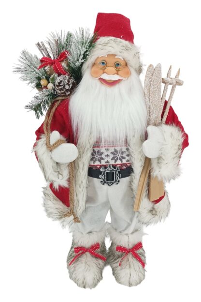 Dekorácia Santa Claus červeno biely 60cm má oblečený červený kabátik so hnedobielym lemovaním, pod ním má sveter s vianočným vzorom. Na nohách má obuté kožušinové topánky. Má hustú bielu bradu a vkusné okuliare.V rukách drží lyže a na pleci má batoh s čečinou a šiškami