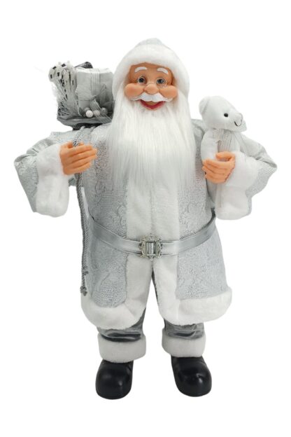 Dekorácia Santa Claus strieborný 80cm je oblečený v striebornom kabátiku s bielym lemom. Opásaný je strieborným opaskom. Na nohách má obuté čierne topánky. Má hustú bielu bradu a okuliare. v ruke drží bieleho plyšového medveďa ana pleci má zavesný batoh s darčekmi.