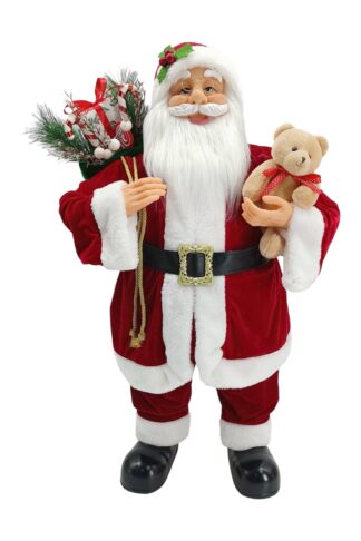 Dekorácia Santa Claus tradičný 80cm má oblečený červený kabátik s bielym kožušinovým lemom. Opásaný je čiernym opaskom a na nohách ma čierne topánky. Má hustú bielu bradu a vkusné okuliare. V ruke drží plyšového macíka a na pleci ma zavesenú nošu s čečinou a darčekmi