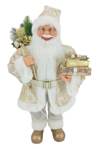 Dekorácia Santa Claus zlatý 60cm má oblečený biely kabátik so zlatými aplikáciami. opásaný je zlatým opaskom. Na nohách má obuté zlaté topánky. Má hustú bielu bradu. V ruke drží darčeky a na pleci má zavesený batoh s čečinou a darčekmi.