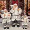 Vianočná dekorácia Santa Claus strieborný, má oblečený strieborný kabát s bielou kožušinou, v ruke drží plyšového macka