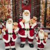 Vianočná dekorácia Santa Claus tradičný, oblečený má červený kabát s bielou kožušinou, v ruke drží plyšového macka