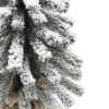 Malý, zasnežený vianočný stromček Mini Smrek Tatranský zasnežený vo vrecovine. Detail ihličia.