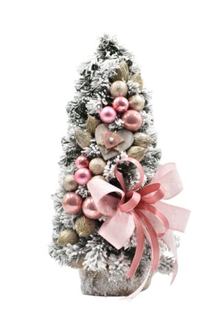 Zasnežený malý vianočný stromček s ružovými vianočnými guľami a mašľou.
