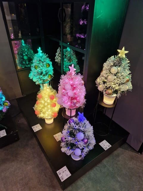 farebné vianočné stromčeky