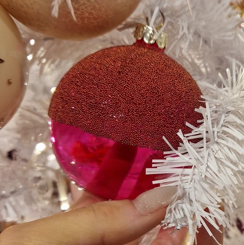 ružová vianočná guľa vo farbe viva magenta