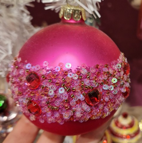 ružová vianočná guľa vo farbe viva magenta